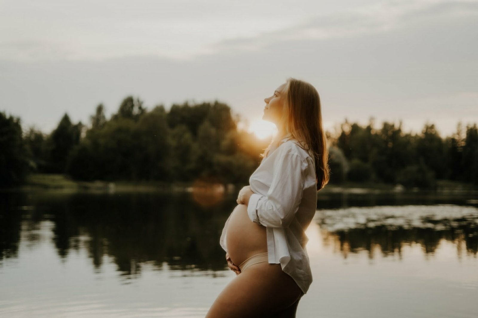 raskausajan kuvaus ilta-auringossa