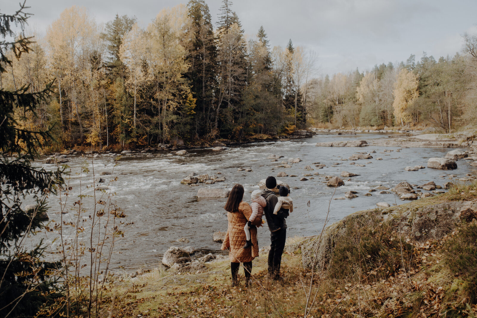 Perhekuvaus syksyn miljöössä